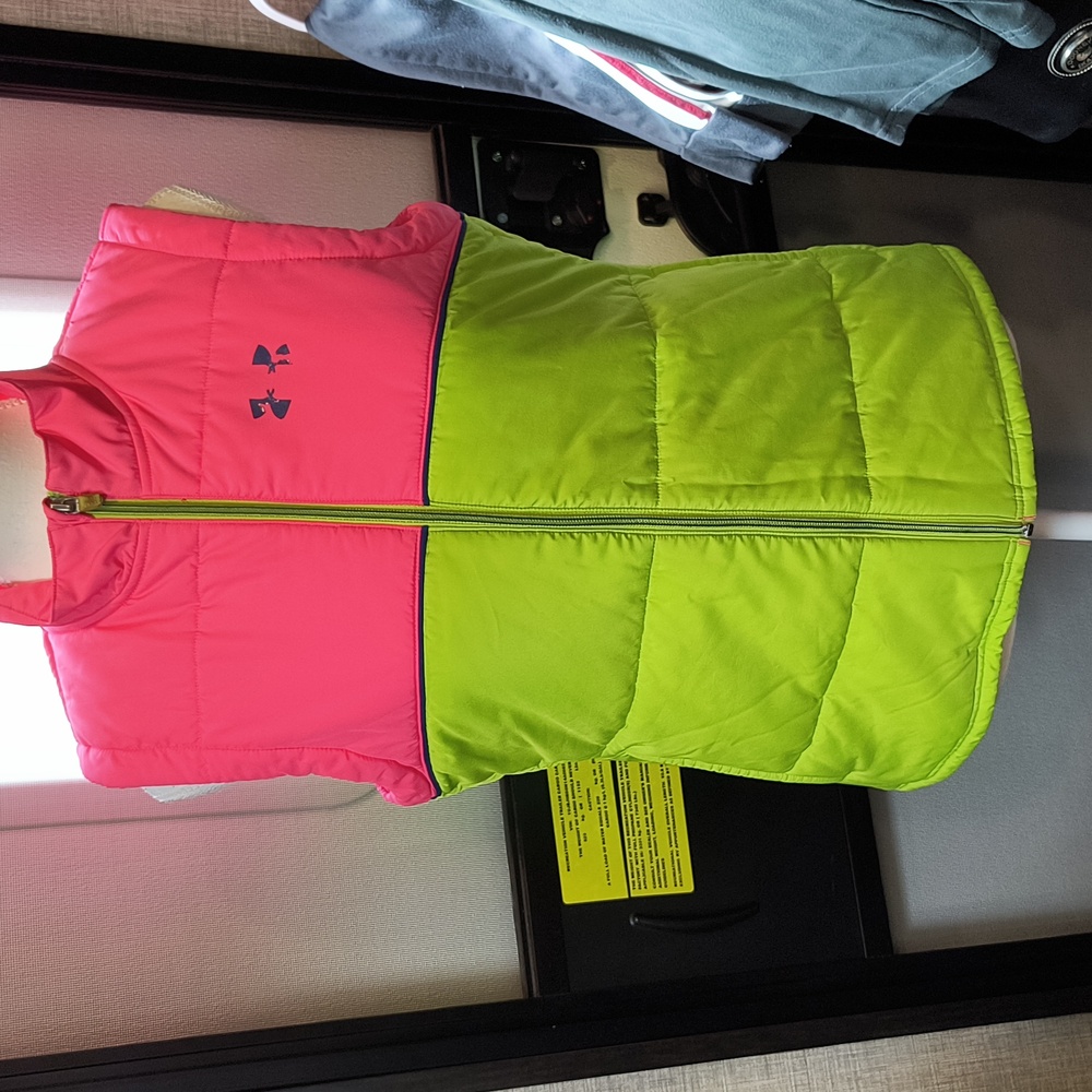 Under Armour Girls Vest, Youth Large, Measurements Below, EUC